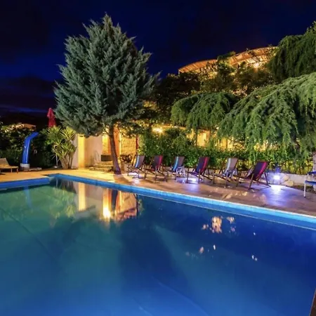 A 2 W Shared Pool And Balcony Near The Lejlighed