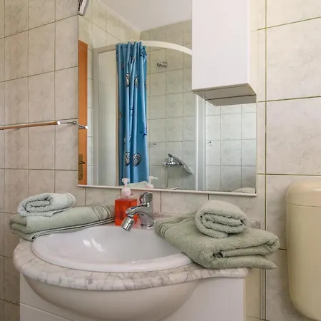 A 2 W Shared Pool And Balcony Near The