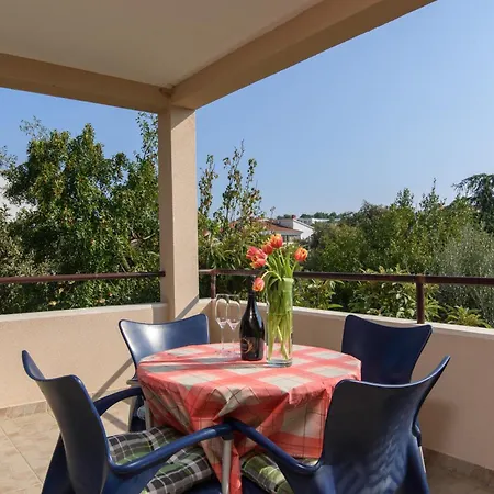 A 2 W Shared Pool And Balcony Near The