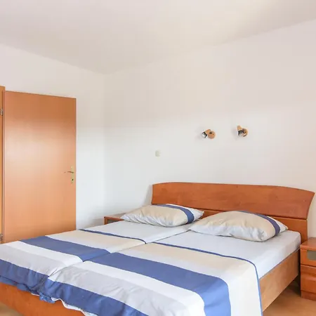 A 2 W Shared Pool And Balcony Near The