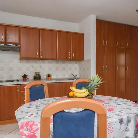 A 2 W Shared Pool And Balcony Near The Daire *