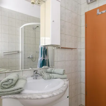 A 2 W Shared Pool And Balcony Near The Daire *
